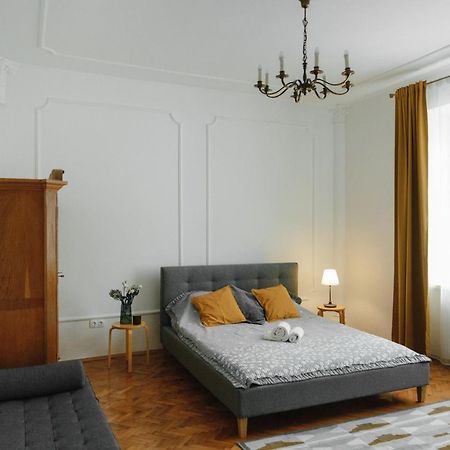 Sunny Apartments In The Center Of チェルニウツィー エクステリア 写真