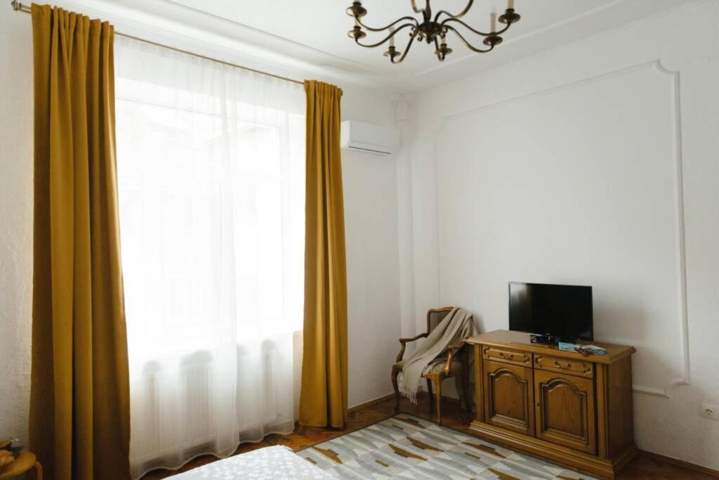 Sunny Apartments In The Center Of チェルニウツィー エクステリア 写真