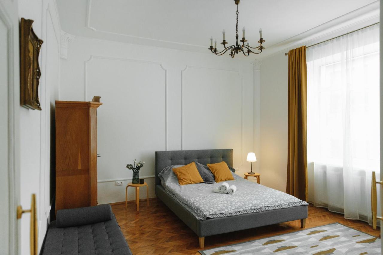 Sunny Apartments In The Center Of チェルニウツィー エクステリア 写真