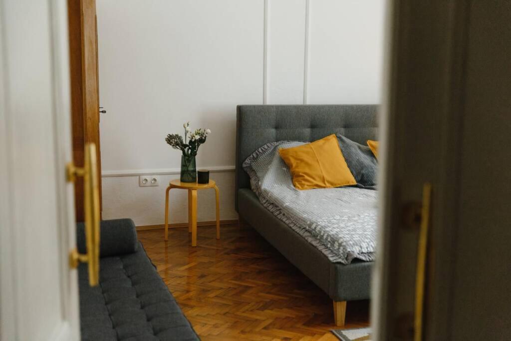Sunny Apartments In The Center Of チェルニウツィー エクステリア 写真