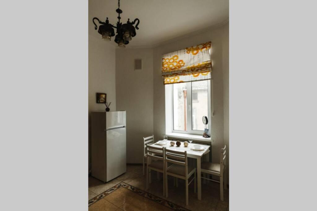 Sunny Apartments In The Center Of チェルニウツィー エクステリア 写真